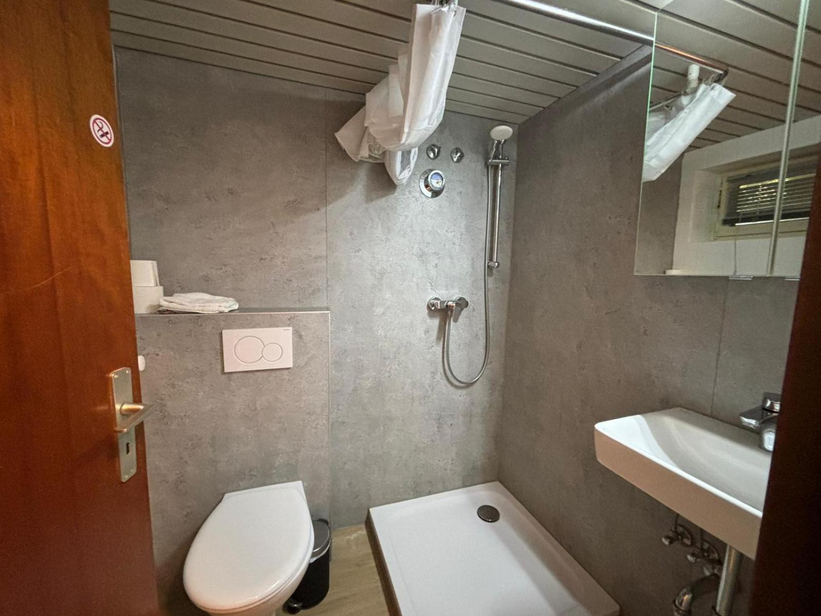 Stadtnahe Wohnung Mit Terrasse Höchberg Exteriör bild